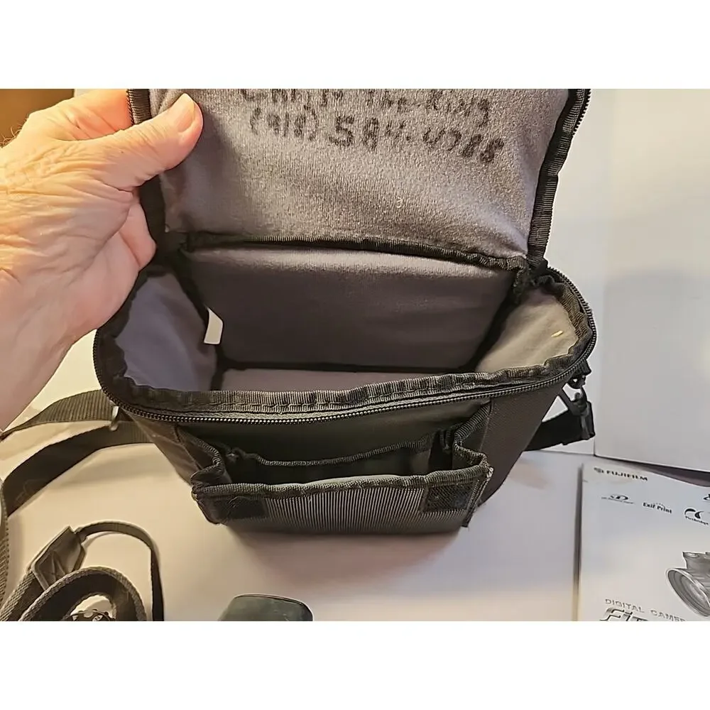 Fujifilm FinePix S5200 Digital Camera – 5.1MP 10x Optical Zoom Case/owners Man